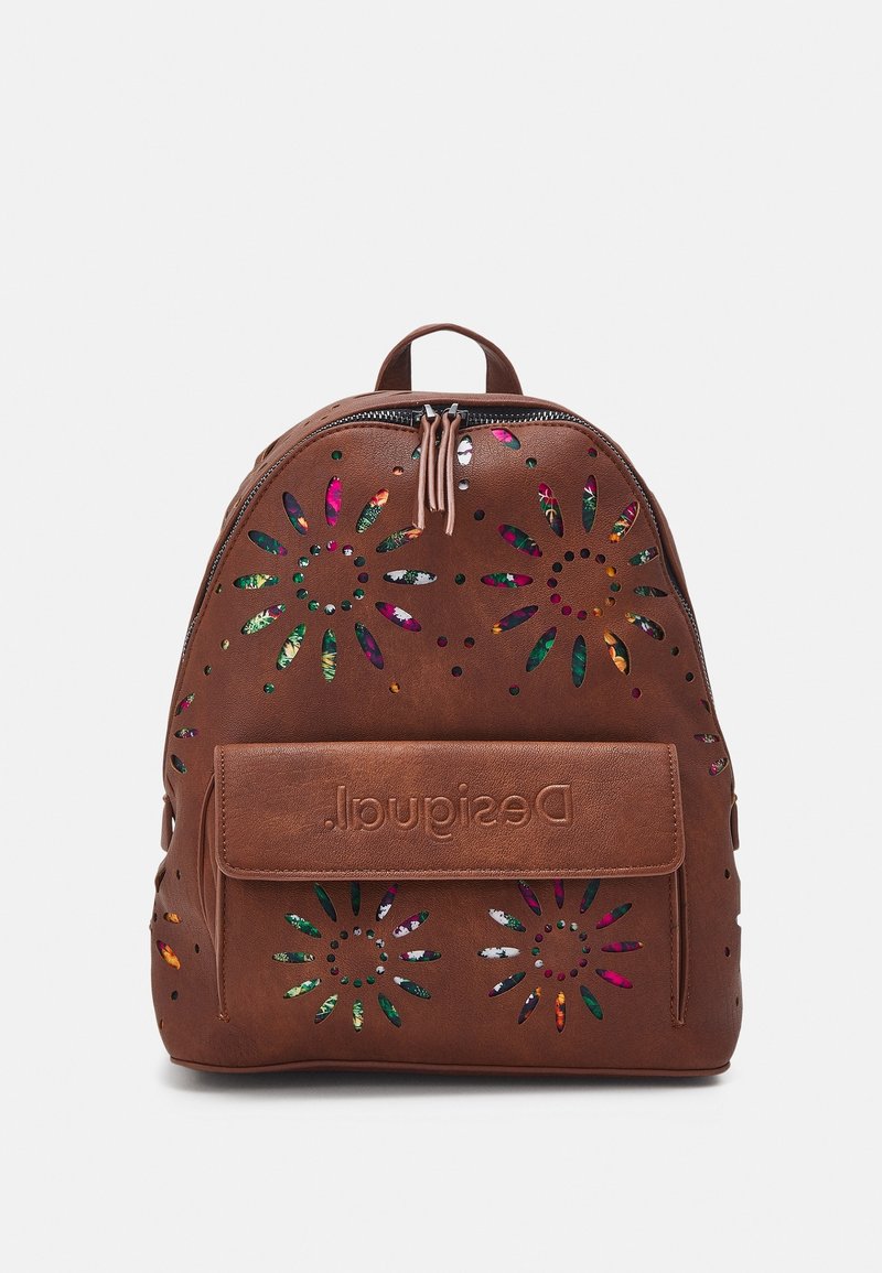 Sac à dos en cuir marron avec des découpes florales laissant apparaître un tissu coloré en dessous et une poche frontale embossée du nom de la marque.