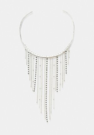 Collier ras-du-cou en argent avec plusieurs fines chaînes pendantes ornées de petites perles argentées et foncées, disposées en motif en cascade.