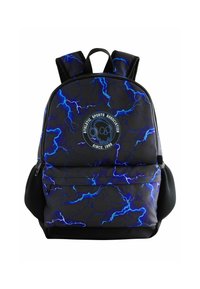 Schwarzer Rucksack mit einem blauen Blitze-Muster, einem runden Logo mit einem Totenkopf und verstellbaren Trägern. Texturiertes Material mit seitlichen Netztaschen.