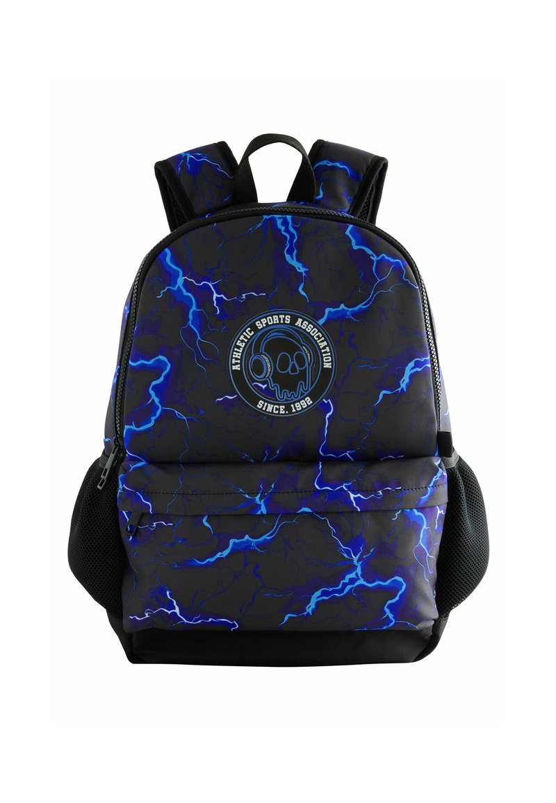 Schwarzer Rucksack mit einem blauen Blitze-Muster, einem runden Logo mit einem Totenkopf und verstellbaren Trägern. Texturiertes Material mit seitlichen Netztaschen.