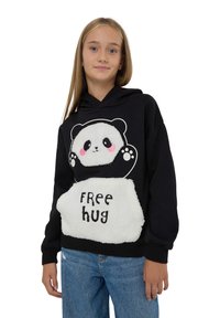 Czarna bluza z kapturem z białą, puszystą kieszenią z motywem pandy oraz napisem "Darmowy uścisk". Miękka tekstura, luźny krój, długie rękawy.