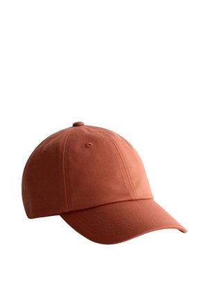 Casquette de baseball couleur rouille avec une visière courbée, un bouton sur le dessus et des panneaux cousus, présentée sur fond blanc.