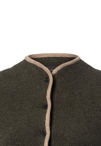 Dunkelgrüne, strukturierte Strickjacke mit beigem Besatz und schwarzen Knöpfen entlang der Frontmitte, auf einem weißen Hintergrund präsentiert.