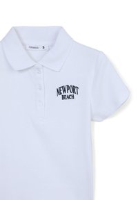 Polo bianco realizzato in cotone testurizzato, con colletto, tre bottoni e ricamo "NEWPORT BEACH" in blu navy.