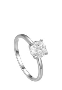 Silberring mit einem großen runden klaren Edelstein, der in vier Krallen gefasst ist, sowie einem glatten, polierten Ringband. Einfaches und elegantes Design.