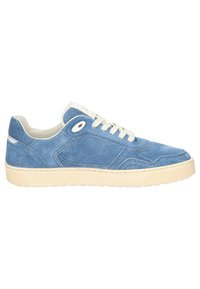 Blaue Canvas-Sneaker mit weißen Schnürsenkeln, beige Gummisohle, seitlichen Nähdetails und einem silbernen Akzent an der Ferse. Klassisches Low-Top-Design.