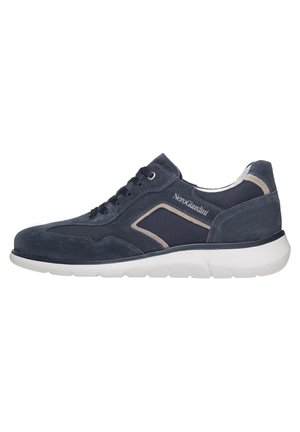 Sneaker in suede blu navy con un pannello in rete testurizzata, suola in gomma bianca e sottili accenti beige sui lati. Design con lacci e punta arrotondata.