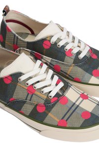 Καμβά παπούτσια με άσπρες κορδόνια, διακοσμημένα με πράσινο και μπεζ καρό μοτίβο, τονισμένα με μεγάλα κόκκινα πουά και άσπρες λαστιχένιες σόλες.