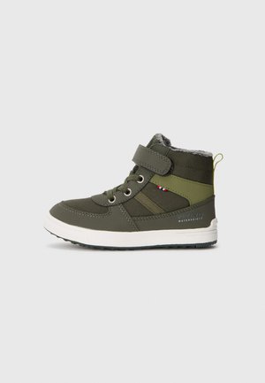 Stivale alto verde realizzato in materiale sintetico. Presenta una fascetta in velcro e lacci, suola bianca e lati texturizzati per aderenza e comfort.
