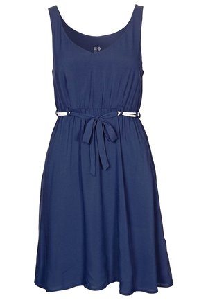 Robe bleu marine sans manches jusqu'aux genoux avec encolure dégagée, taille froncée et ceinture en tissu nouée avec boucles blanches sur les côtés.