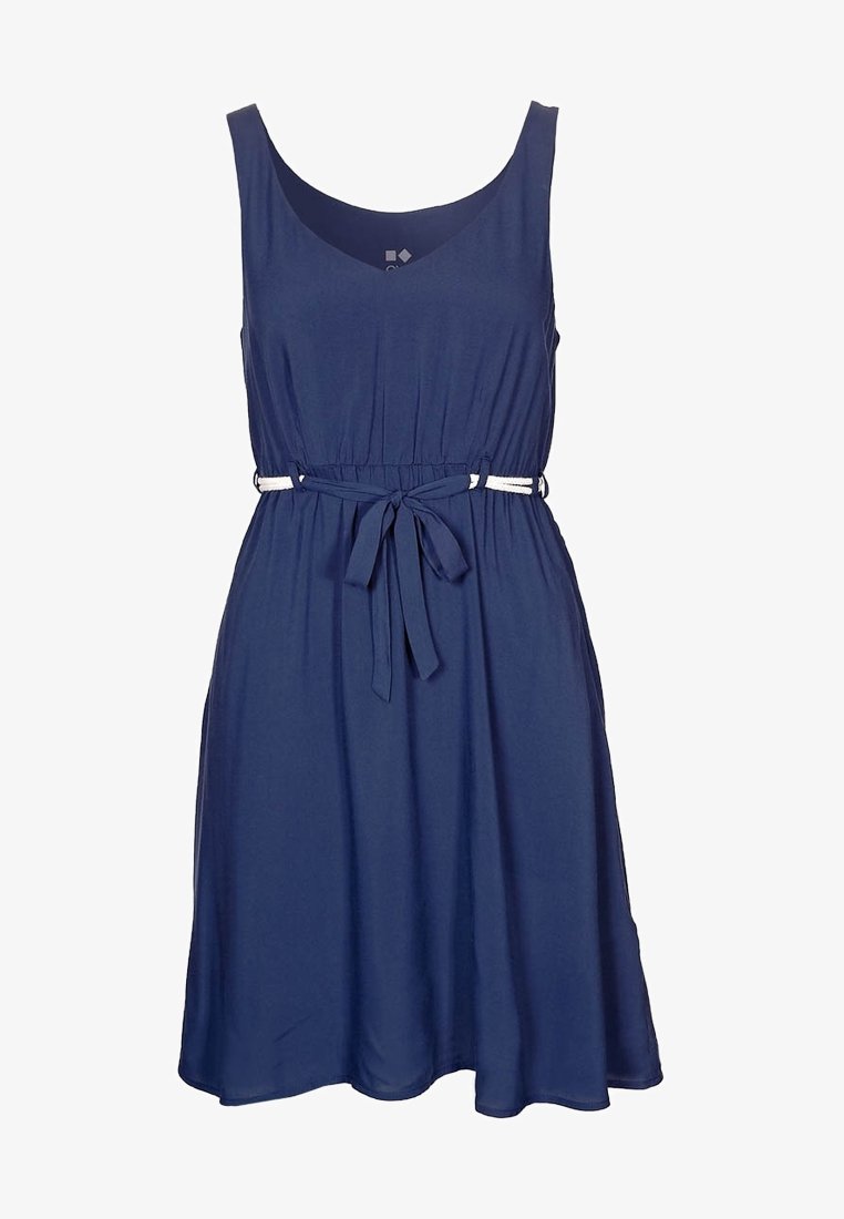 Robe bleu marine sans manches jusqu'aux genoux avec encolure dégagée, taille froncée et ceinture en tissu nouée avec boucles blanches sur les côtés.