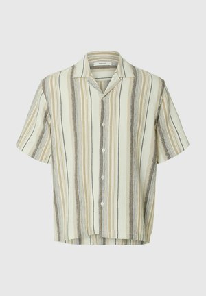 Cămașă cu mâneci scurte, cu nasturi, cu dungi verticale bej, crem și maro și guler tip camp pe un fundal simplu.