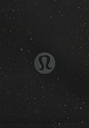 Zwart stof met een waterafstotende textuur, versierd met een cirkelvormig grijs logo, met kleine waterdruppels op het oppervlak.