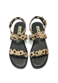 Sandalias negras con correas de piel de leopardo, con acentos de hardware circular dorado. Suela plana con un acabado negro suave.