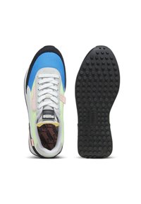 PUMA Sneakers mit einem Obermaterial aus blauen, grünen und grauen Textilien, ausgestattet mit einer weißen Schnürung und einer schwarzen Gummisohle mit strukturiertem Grip.