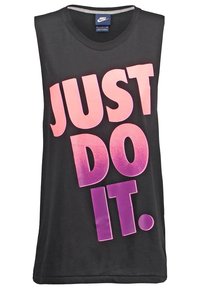 Camiseta sin mangas negra de Nike con el audaz texto "JUST DO IT." en un degradado de rosa y púrpura en la parte frontal. Tela de algodón suave.