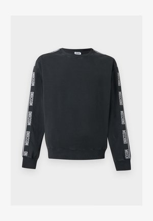 Hanorac lung cu mâneci lungi, de culoare neagră, cu manșete și tiv striate, având text alb „Moschino” pe ambele mâneci și pe gulerul din spate.