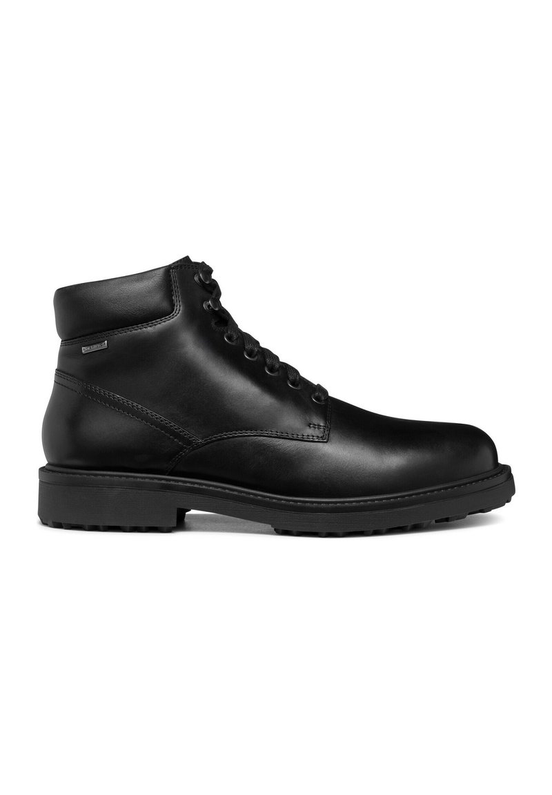 Schwarze Leder-Ankle-Boots mit runder Zehenpartie, acht Ösen und strukturiertem Gummisohle. Seitliche Nahtdetails und minimale Markenkennzeichnung am Knöchel.
