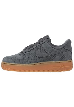 Grå lavtop ruskind sneaker med perforeringer, matchende snørebånd og gummisål med præget "AIR" på siden.