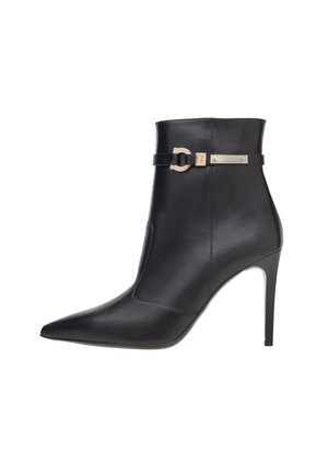 Černá kožená kotníková bota s užším špičatým vzhledem, elegantní design, vysoký jehlový podpatek, zdobená zlatým sponou a páskovým akcentem.