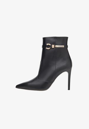 Schwarze Lederstiefelette mit spitzer Toes, schickem Design, hohem Stiletto-Absatz, verziert mit einer goldfarbenen Schnallendetail und einem Riemenakzent.