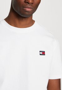 Tommy Jeans BADGE TEE - T-shirt basic - white