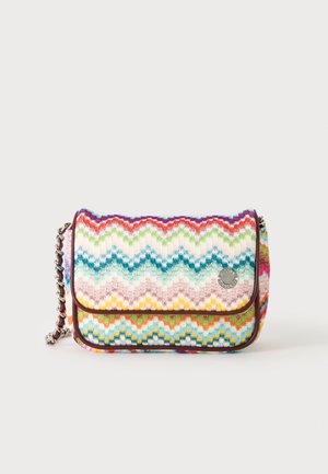 Petit sac bandoulière rectangulaire avec motif zigzag coloré et bandoulière chaîne argentée sur fond uni.