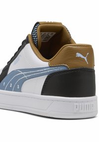 Baskets noires, blanches et bleu clair avec un dessus en cuir texturé, un col rembourré et le logo Puma sur le talon. Semelle en caoutchouc pour une traction optimale.