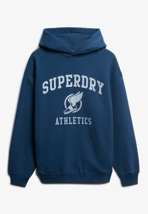 Dunkelblauer Kapuzenpullover aus Baumwolle mit einem frontalen Grafikdruck, der "SUPERDRY ATHLETICS" zeigt, darunter ein geflügeltes Logo.
