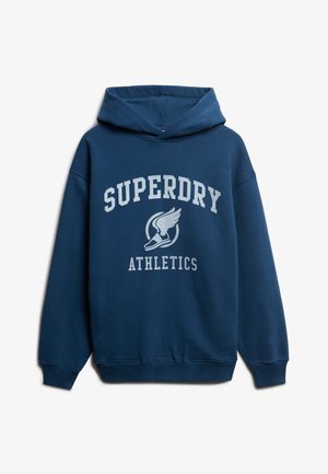 Marineblå hættetrøje lavet af bomuld, med et frontgrafik der læser "SUPERDRY ATHLETICS" med et vinget logo nedenunder.
