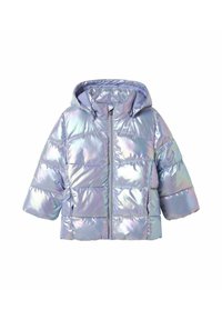 Veste rembourrée irisée avec capuche, manches courtes et fermeture éclair avant. Présente des sections matelassées et une texture lisse et brillante dans des teintes pastel.