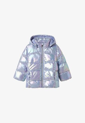 Iridescent puffa jakna s kapuljačom, kratkim rukavima i prednjim zatvaračem. Ima kvadratne sekcije i glatku, sjajnu teksturu u pastelnim nijansama.