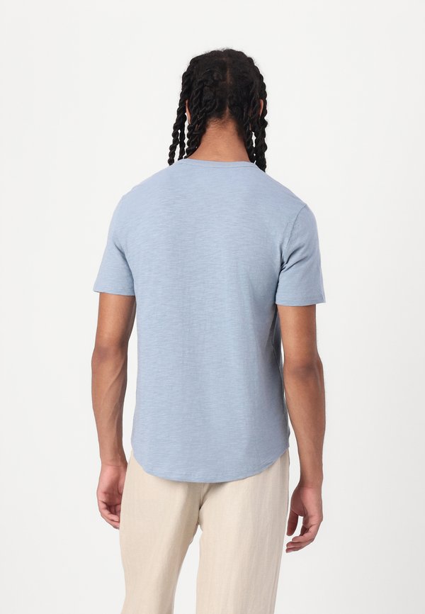 LIVED CURVED HEM - Basic T-shirt - new england sky4