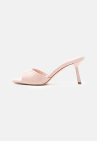 Mule con tacco aperte in vernice rosa, con tacco sottile e finitura liscia e lucida. Presentano una silhouette semplice e un design minimalista.