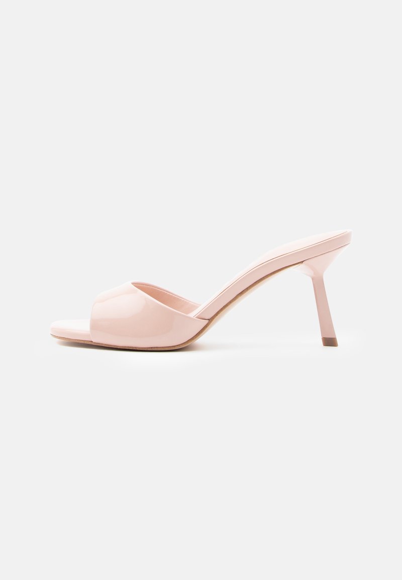 Mule con tacco aperte in vernice rosa, con tacco sottile e finitura liscia e lucida. Presentano una silhouette semplice e un design minimalista.