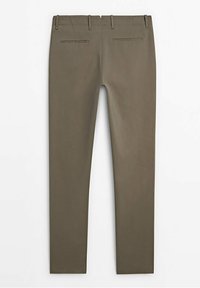 Pantalon chino slim kaki avec deux poches passepoilées à l'arrière et passants pour ceinture, présenté de dos sur un fond uni.