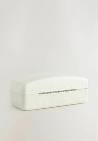 Funda blanca con textura de cocodrilo, con una parte superior curva y herrajes plateados, que presenta una costura a lo largo del borde para un cierre seguro.