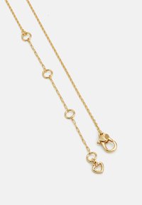 Collana in oro con link circolari, dotata di un charm a forma di cuore con una piccola pietra preziosa all'estremità, con una texture liscia in tutta la sua lunghezza.