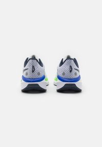 Nike Performance VOMERO - Hardloopschoenen voor op de weg - white/thunder blue/platinum tint/racer blue/green strike