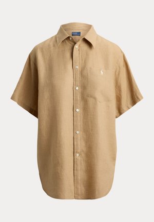 Μπεζ λινό πουκάμισο με κοντό μανίκι, κουμπιά, τσέπη στο στήθος και μικρό κεντητό λογότυπο, γιακάς τύπου spread και λευκά κουμπιά.