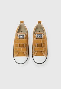 Μουσταρδί κίτρινα παπούτσια Converse All Star με λευκές λαστιχένιες μύτες και διπλές λουρίδες Velcro σε λευκό φόντο.