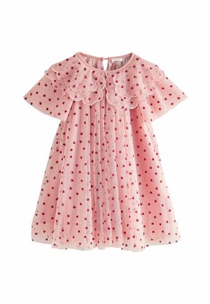 Różowa sukienka z prześwitującego materiału, z falbanistym kołnierzykiem, krótkimi rękawami oraz wzorem małych czerwonych serc. Zapięcie na mały otwór z tyłu.