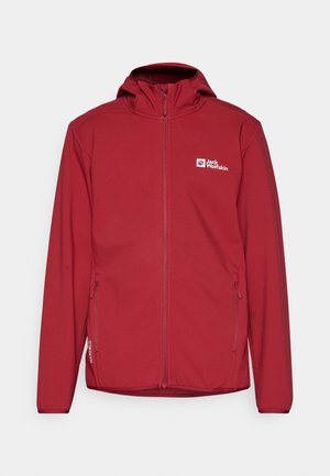 Rode softshelljack met een ritssluiting aan de voorkant, een verstelbare capuchon en zijzakken. Heeft een logo op de linkerborst en een gladde textuur.
