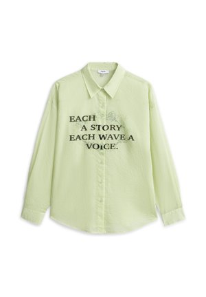 Jasnozielona, długorękawowa koszula na guziki z kołnierzykiem, z czarnym napisem "EACH A STORY EACH WAVE A VOICE" oraz subtelnym kwiatowym wzorem za tekstem.