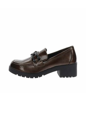 Mocassino in pelle verniciata marrone scuro con suola nera spessa, tacco a blocchetto e decorazione con cinturino nero sulla parte superiore.