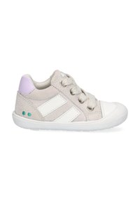 Lichtgrijze suède schoen met witte accenten, ronde neus, gestructureerd oppervlak, vetersluiting en kleine teal details op de achterkant van de hak.