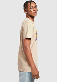 Merchcode T-shirts med print - sand
