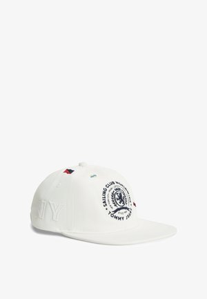 Gorra de béisbol blanca con "NY" bordado, banderas náuticas multicolores y un logo circular "Sailing Club Worldwide Tommy Jeans".