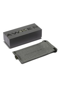 Juoda dėžutė su ryškiu auksiniu „HAWKERS“ logotipu. Pilkas audinio maišelis su raišteliu, ant kurio subtiliai įspaustas „HAWKERS“ ženklas.