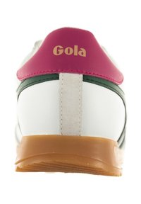 Sneaker bianca con tallone rosa e strisce verdi, con un pannello in suede testurizzato e logo "Gola" dorato. Suola in gomma beige.